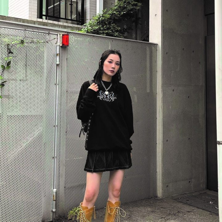 【SNAP】黒コーデはベージュのブーツで抜け感を！戸出淑水さん