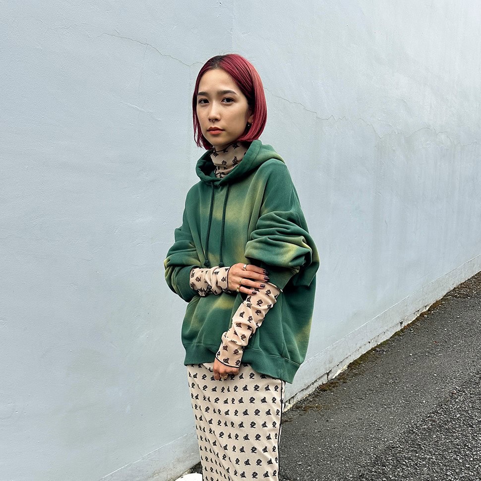 SNAP】色落ち＆日焼け加工のスウェットが今季らしい！坂出麗さん