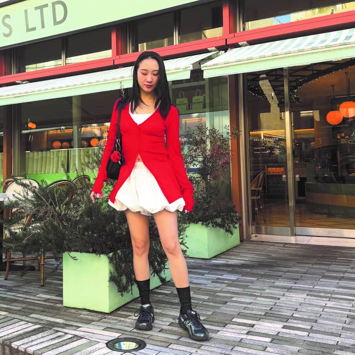 SNAP】マイクロミニスカートに黒スニーカーですっきり見え！保永理沙