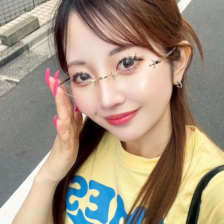 【SNAP】ビンテージのメガネが高級感たっぷり♡伊藤瑶さん