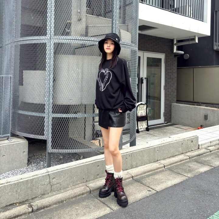 【SNAP】スウェット×レザーSKでモードに♡佐藤百華さん
