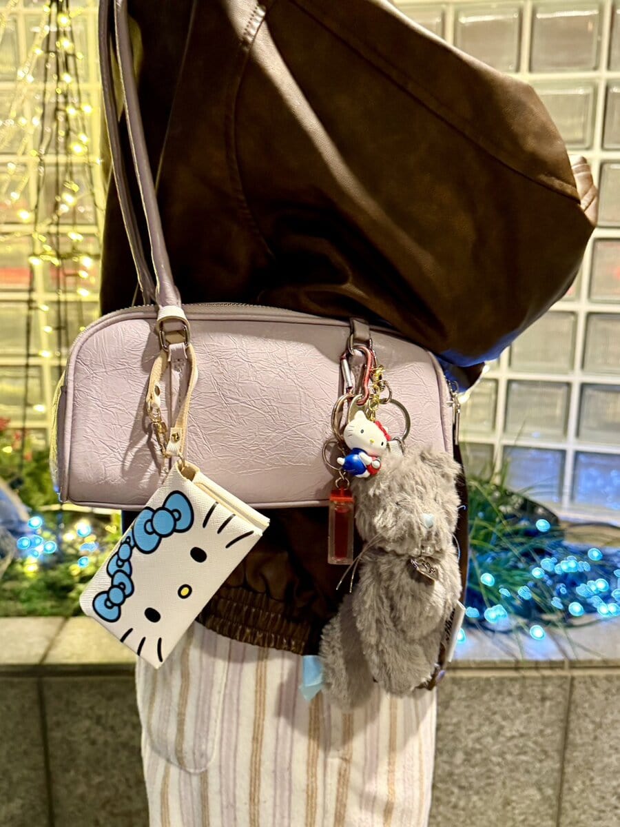 みずいろハローキティ】サフィアーノレザー調マルチポーチをひと足早く