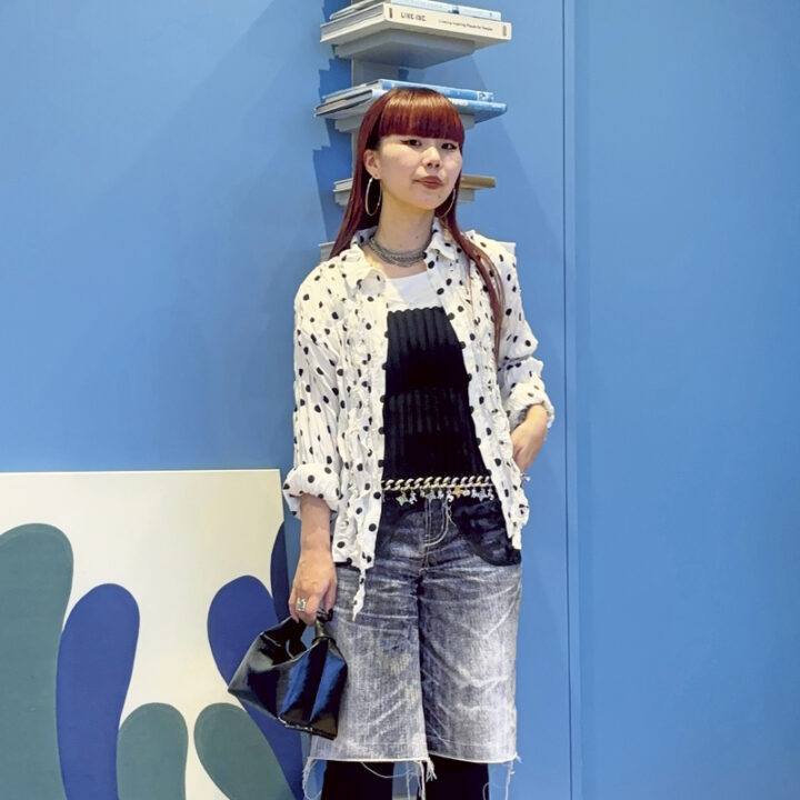 【SNAP】シルバースニーカーメインのモノクロコーデ!丸尾萌乃さん